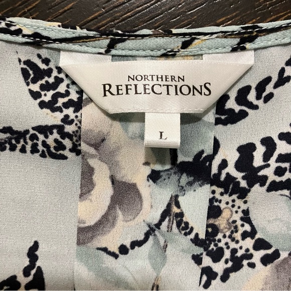 Northern Reflections | Blue floral short sleeve blouse - Picture 5 of 7